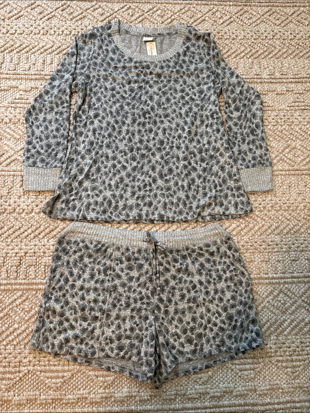 Soma Women's Gray Leopard Print Lounge Set - Long Sleeve Top & Shorts